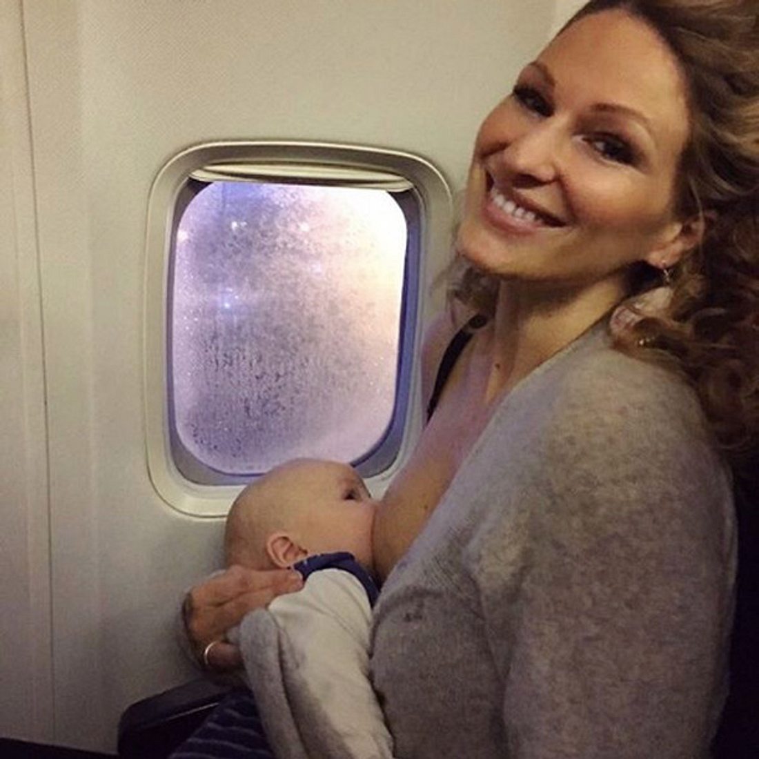 Janni Hönscheid stillt Baby Emil-Ocean im Flugzeug