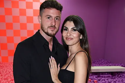 Jannik und Yeliz lächeln glücklich in die Kamera.
