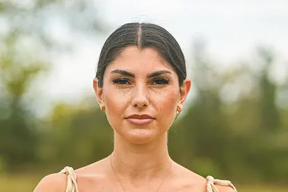Yeliz Koc posiert mit verschränkten Armen für "Prominent getrennt"