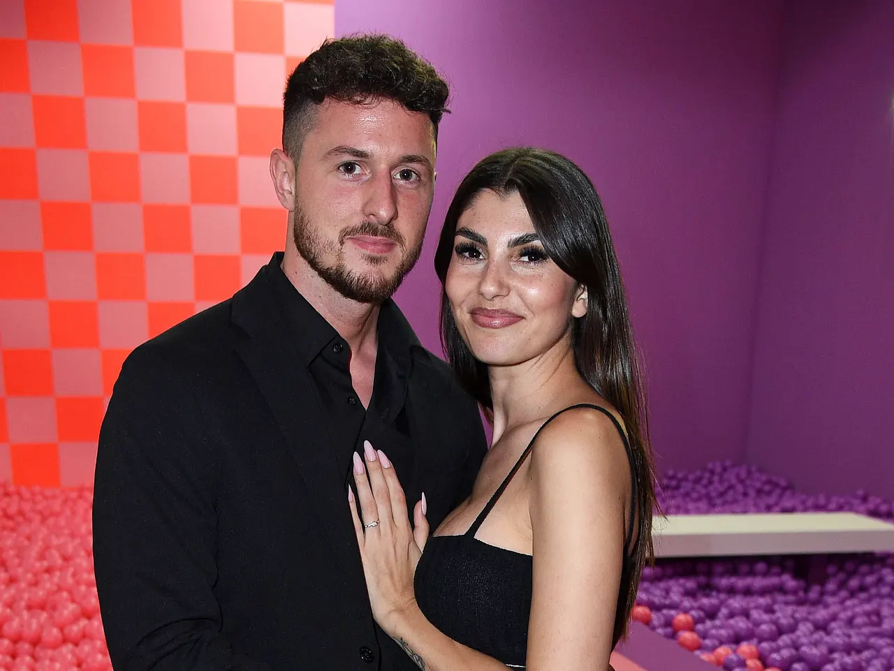 jannik kontalis ex freund von yeliz koc Jannik und Yeliz lächeln glücklich in die Kamera. - Foto: IMAGO / Eventflash