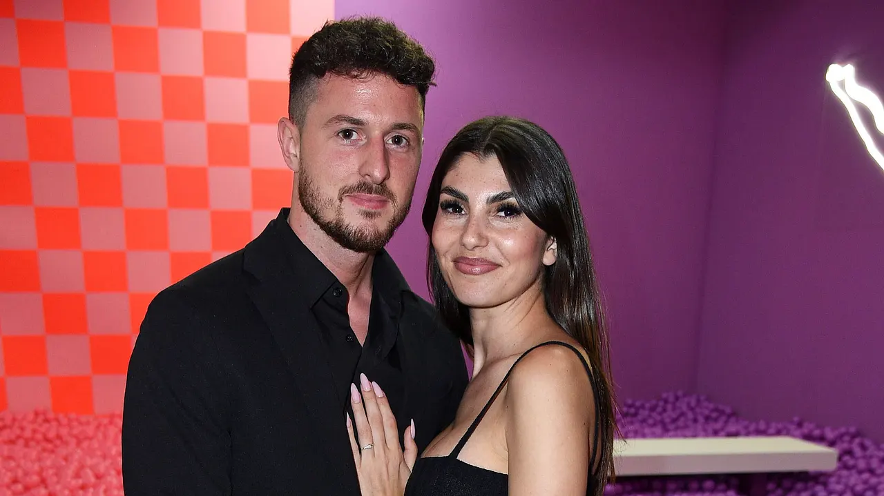 Jannik Kontalis und Yeliz Koc Jannik Kontalis und Yeliz Koc lächeln in die Kamera - Foto: IMAGO / Eventflash