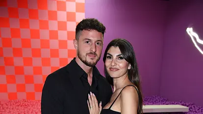 Jannik Kontalis und Yeliz Koc lächeln in die Kamera