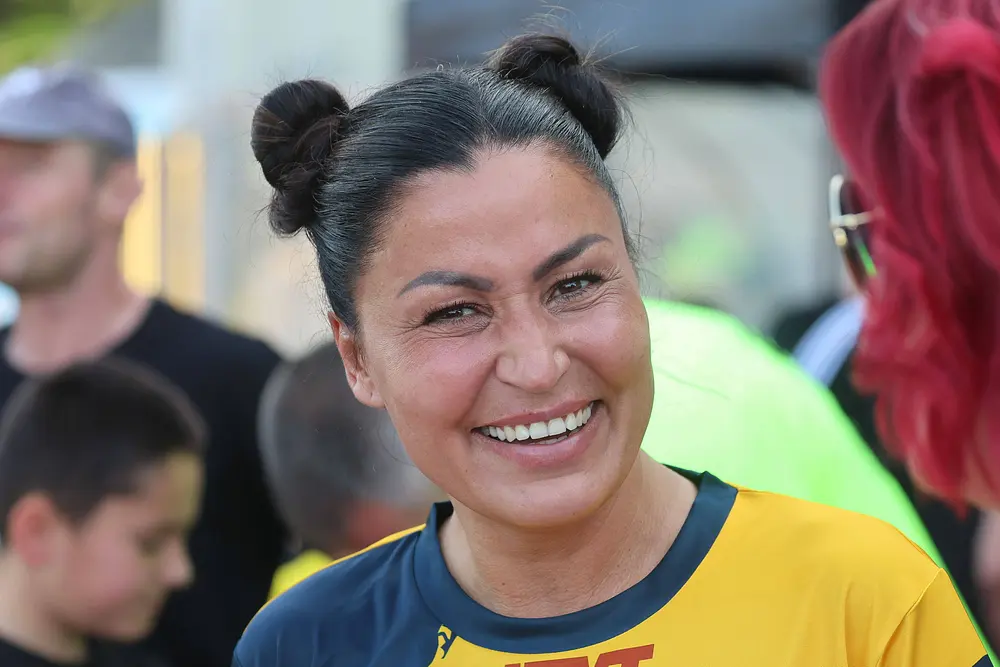 Jasmin Herren hat sich die Haare zu zwei Space Buns zusammengebunden und lacht in die Kamera. Jasmin Herren hat sich die Haare zu zwei Space Buns zusammengebunden und lacht in die Kamera.