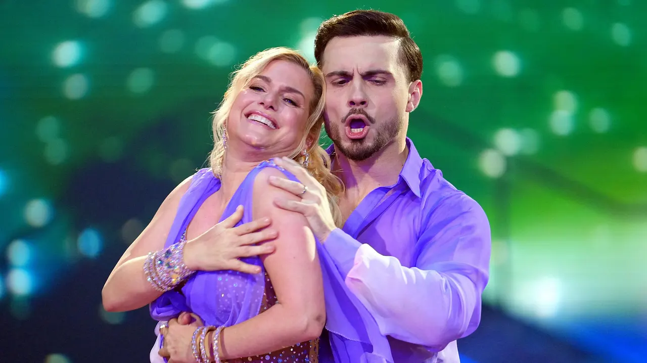 Let's Dance: Jeanette Biedermann & Sergiu Maruster Lets Dance: Jeanette Biedermann & Sergiu Maruster - Foto: RTL / Stefan Gregorowius