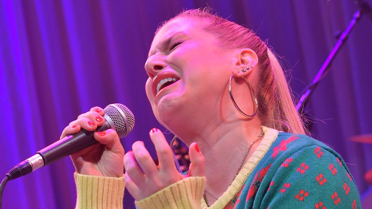 Jeanette Biedermann performt einen emotionalen Song