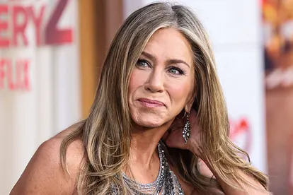Jennifer Aniston posiert auf dem roten Teppich.