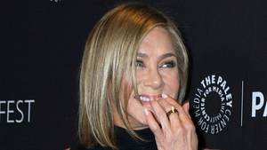 Jennifer Aniston kichert auf dem roten Teppich - Foto: IMAGO / ZUMA Press Wire