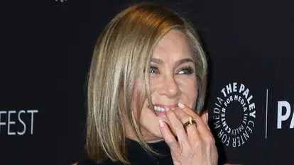 Jennifer Aniston kichert auf dem roten Teppich