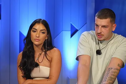 Jennifer Iglesias guckt genervt zur Seite. Neben ihr sitzt Nico Müller, der gedankenverloren ins Leere starrt.