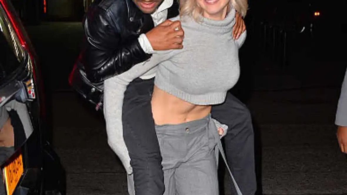Jennifer Lawrence Huckepack