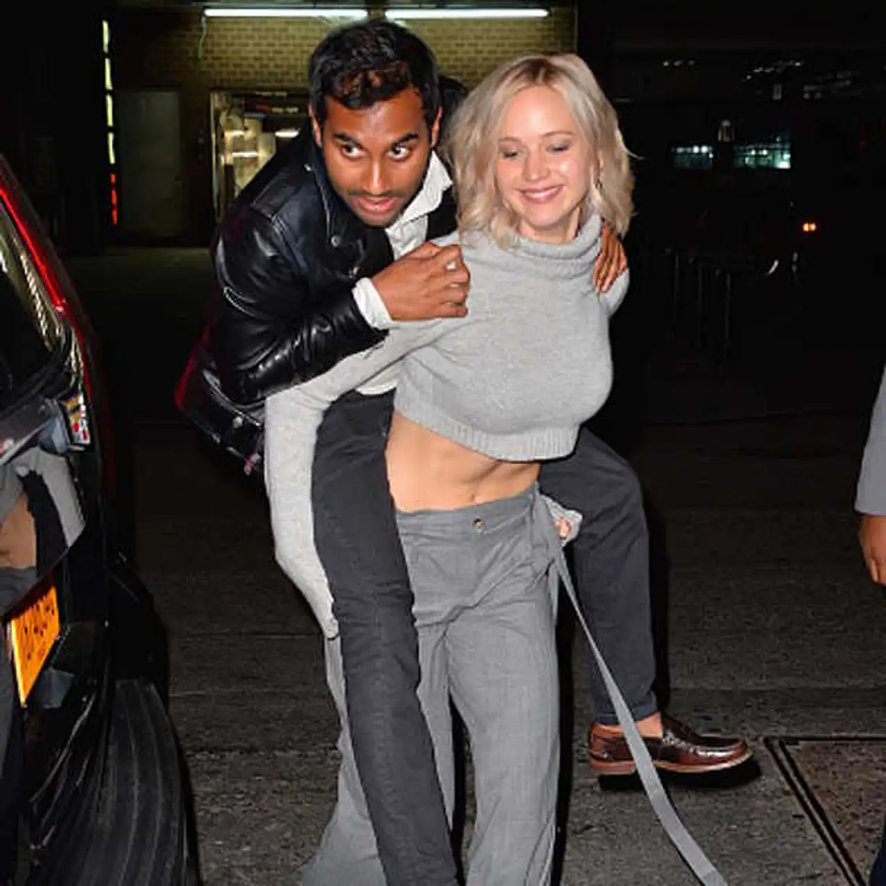 Sie leistet einen echten Freundschaftsdienst! Jennifer Lawrence Huckepack - Foto: Gettyimages