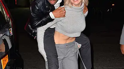 Jennifer Lawrence Huckepack