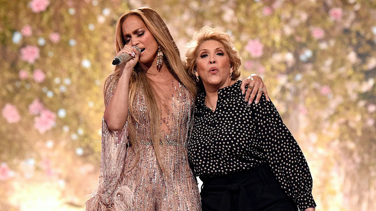 Jennifer Lopez und Mama Guadalupe Jennifer Lopez und Mama Guadalupe - Foto: Kevin Mazur/Getty Images for Global Citizen VAX LIVE
