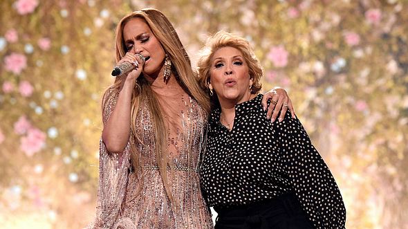Jennifer Lopez und Mama Guadalupe - Foto: Kevin Mazur/Getty Images for Global Citizen VAX LIVE