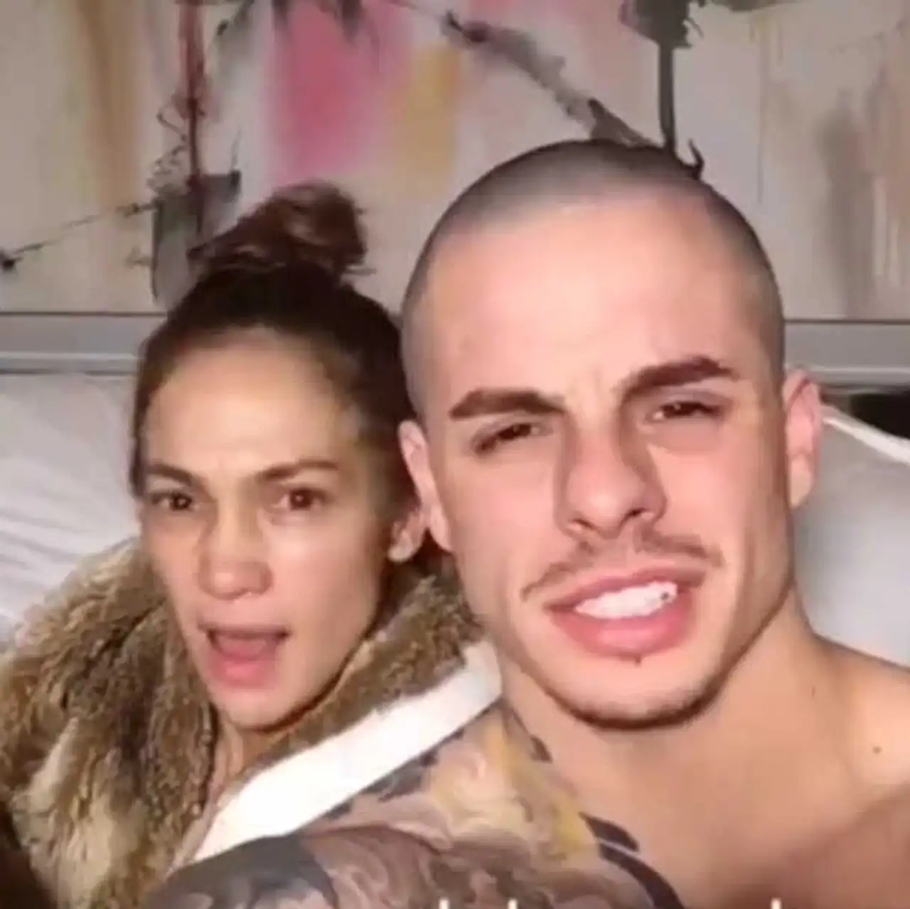 Das Paar zeigt sich ungewohnt uneitel... Jennifer Lopez ungeschminkt Casper Smart - Foto: Instagram / Casper Smart