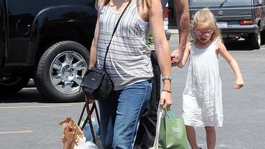 Auf diesem Bild von Mai ist der Bauch schon deutlich zu erkennen: Jennifer Garner und Ben Affleck bekommen ihr drittes Kind. - Foto: WENN