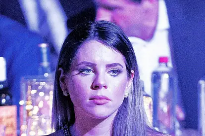 Jenny Frankhauser mit traurigem Gesichtsausdruck bei einem Dinner.
