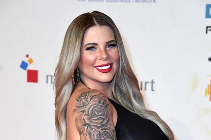 Jenny Frankhauser, hier mit offenen Haaren und rotem Lippenstift, strahlt in die Kamera. Aktuell vergeht ihr das Lachen aber.