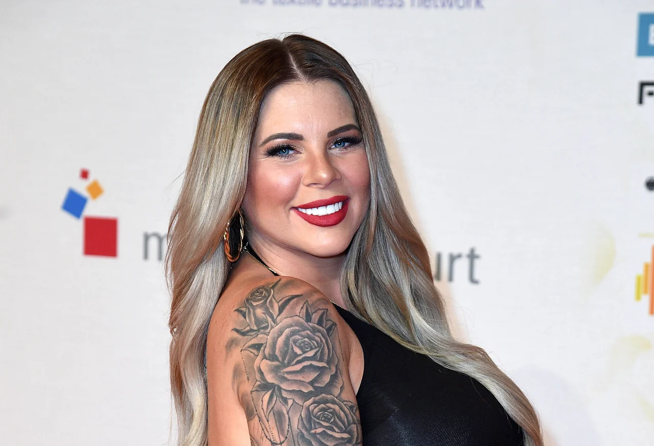 jenny-frankhauser-lipoedem-imago161377366 (1) Jenny Frankhauser, hier mit offenen Haaren und rotem Lippenstift, strahlt in die Kamera. Aktuell vergeht ihr das Lachen aber. - Foto: IMAGO / Gartner
