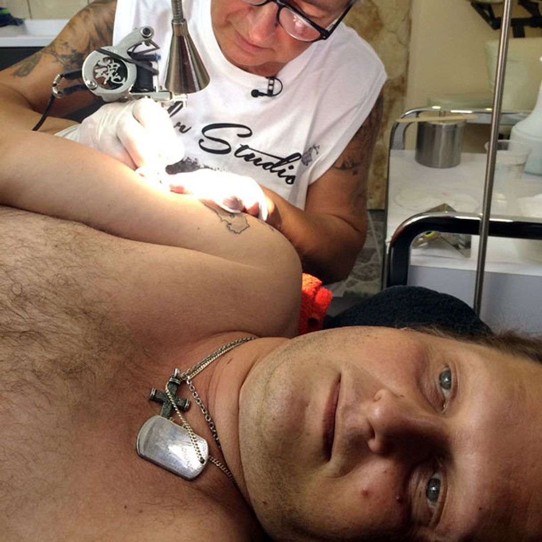 Jens Büchner bekommt ein VOX-Tattoo