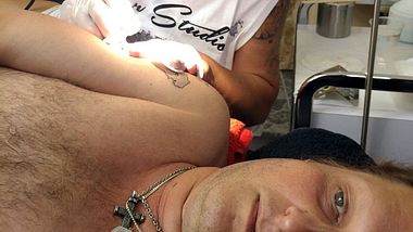 Jens Büchner bekommt ein VOX-Tattoo - Foto: VOX