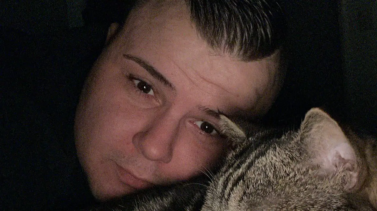 Jeremy Pascal Wollny im Krankenhaus Jeremy Pascal Wollny mit seiner Katze - Foto: Instagram/_jeremypascalwollny_