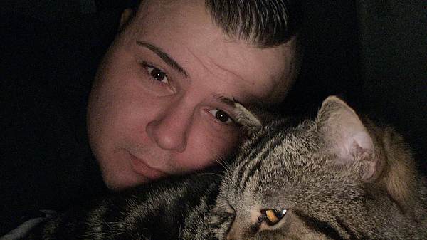 Jeremy Pascal Wollny mit seiner Katze - Foto: Instagram/_jeremypascalwollny_