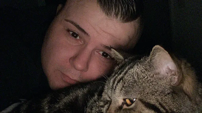 Jeremy Pascal Wollny mit seiner Katze