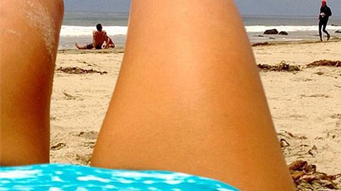 Jessica Alba zeigt ihre schlanken Beine am Strand. - Foto: Instagram