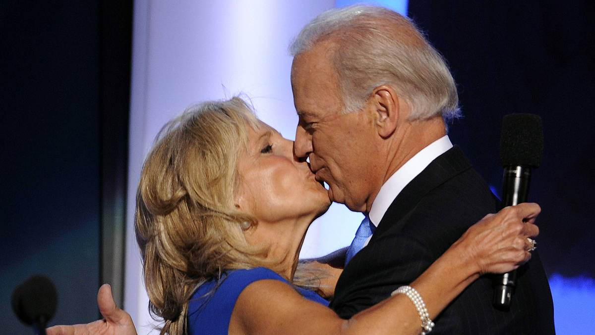 Jill Biden küsst Joe Biden