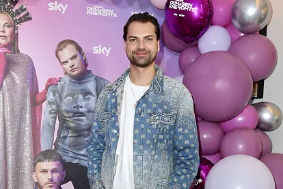 Jimi Blue Ochenknecht steht bei der Premiere von "Die Ochsenknechts" Staffel 4 auf dem lila Teppich und lächelt für die Fotografen.