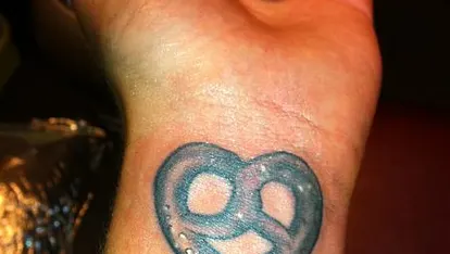 Die Tattoos der StarsDas ist zumindest nicht das Tattoo von unserem Lieblingsbäcker - soviel sei verraten...