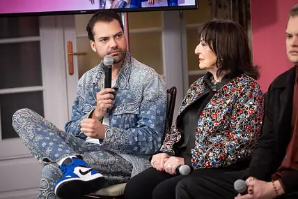 Jimi Blue Ochsenknecht auf der Premiere der vierten Staffel von "Diese Ochsenknechts". Er trägt ein blaues Outfit im Denim-Look und dunkelblaue Nike-Schuhe mit weißen Teilen.