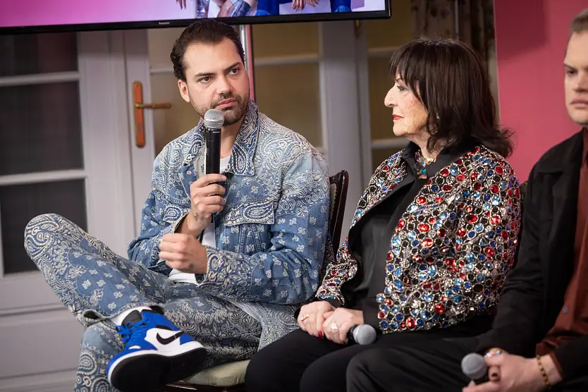 Jimi Blue Ochsenknecht auf der Premiere der vierten Staffel von "Diese Ochsenknechts". Er trägt ein blaues Outfit im Denim-Look und dunkelblaue Nike-Schuhe mit weißen Teilen.
