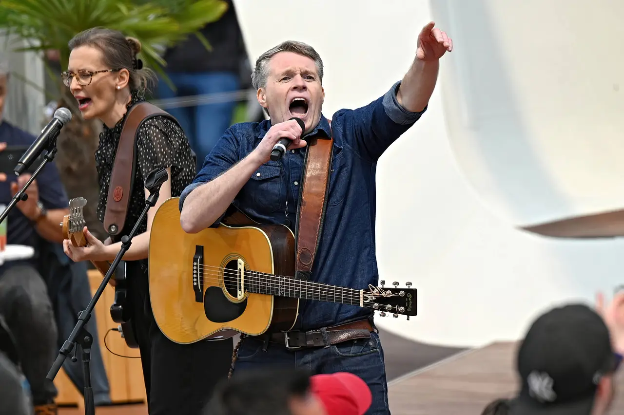 jimmy-kelly-panne Jimmy Kelly, hier singend und mit Gitarre im ZDF-Fernsehgarten zu sehen, musste eine Playback-Panne verkraften. - Foto: IMAGO / STAR-MEDIA