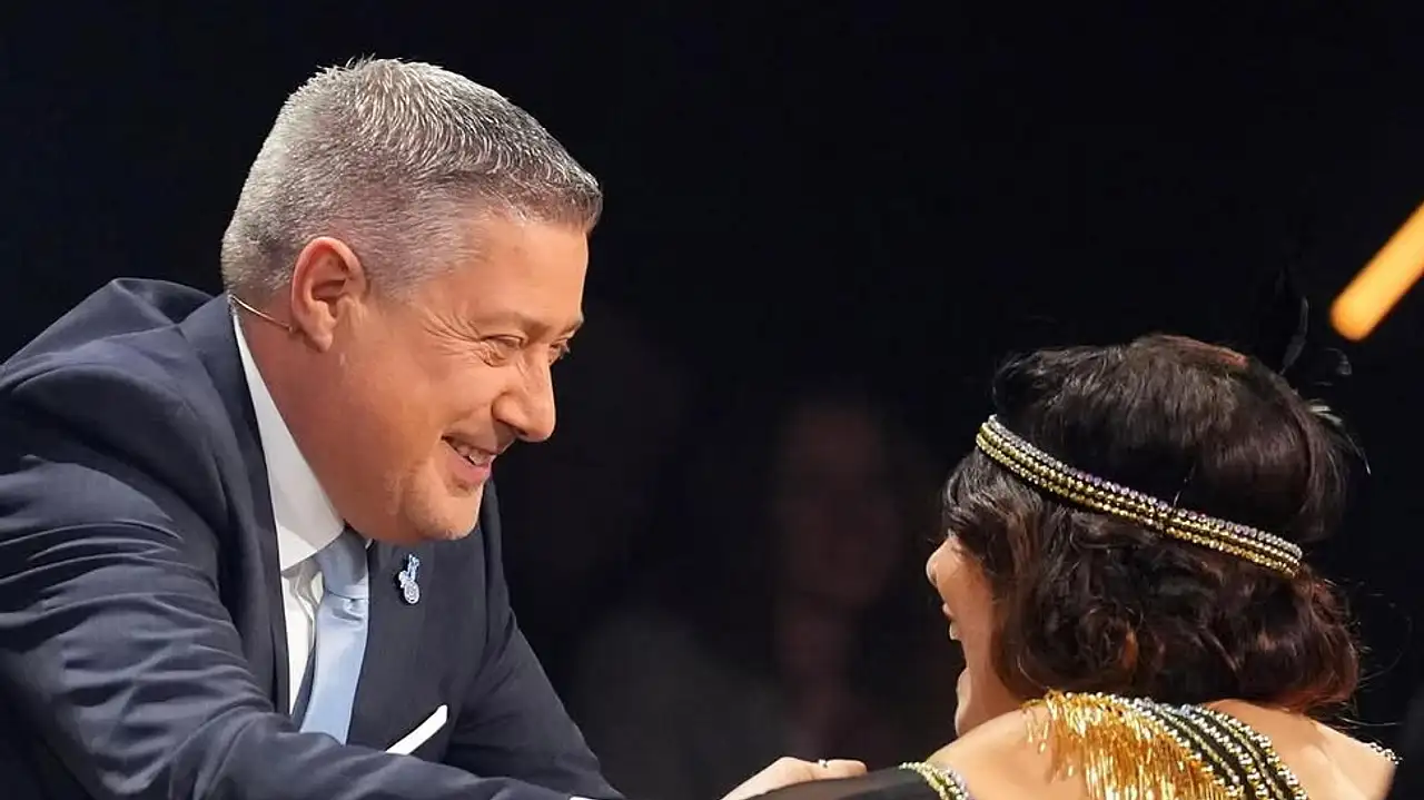 Joachim Llambi flippt aus Joachim Llambi und Christine Neubauer halten sich an den Händen - Foto: RTL