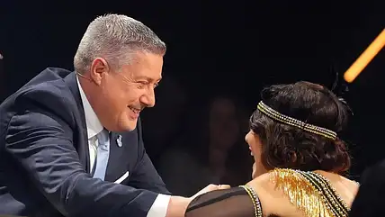 Joachim Llambi und Christine Neubauer halten sich an den Händen