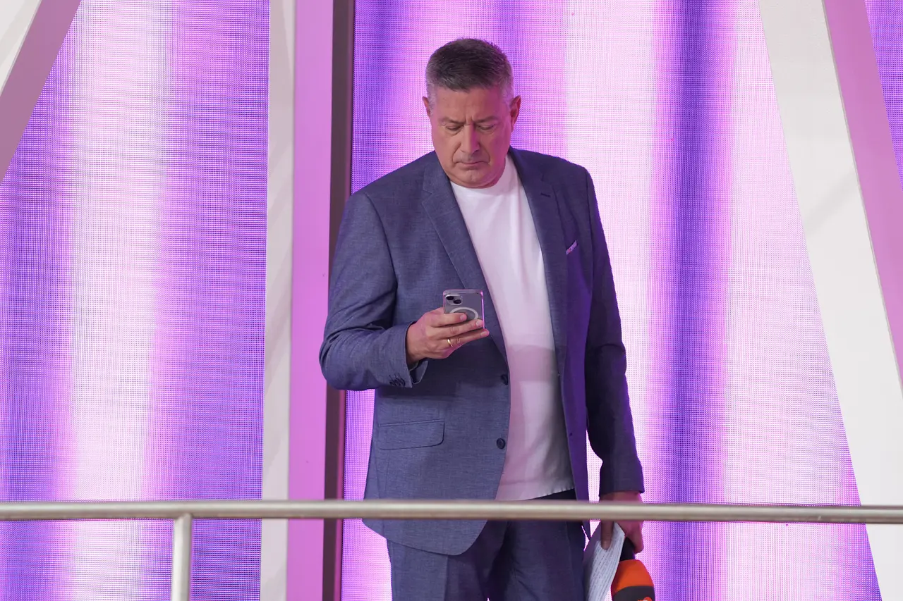 joachim-llambi-neuanfang-imago822304268 Joachim Llambi blickt ernst auf sein Handy. - Foto: IMAGO / BOBO