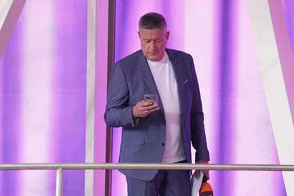 Joachim Llambi blickt ernst auf sein Handy.