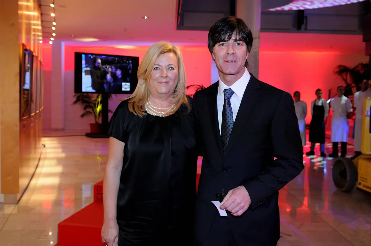joachim-loew-daniela-glueck-imago7231924 Joachim Löw und seine Daniela auf dem roten Teppich. - Foto: IMAGO / Apress