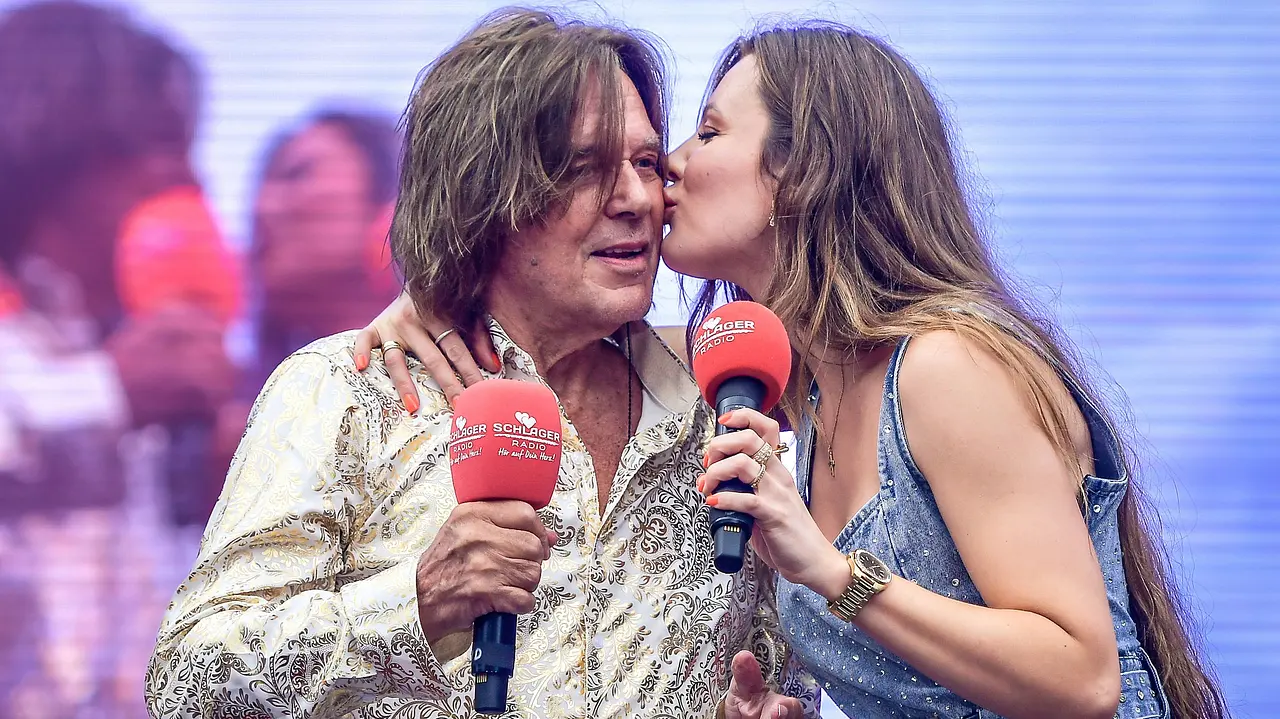 Jürgen und Joelina Drews Jürgen und Joelina Drews - sie gibt ihm einen Kuss auf die Wange - Foto: IMAGO / mix1