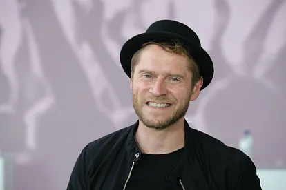 Johannes Oerding lächelt in die Kamera.