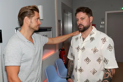 John schaut verzweifelt in die Ferne, während Philipp ihm auf die Schulter klopft.