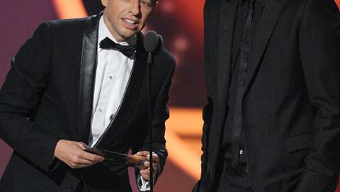 Die Emmy Awards 2011 - Die HighlightsJon Cryer und Ashton Kutcher durften ebenfalls einen Preis auf den Emmy Awards 2011 überreichen. Warum sie wohl aufgeregter waren, wegen der Preisverleihung oder weil nicht ganz einen Tag später ihre neu - Foto: Getty Images
