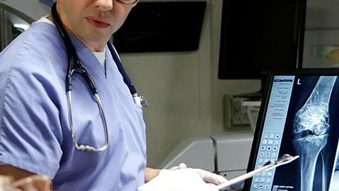 Vertauschte Rollen - Eigentlich wollte Jon Cryer der Patient sein - Foto: CBS
