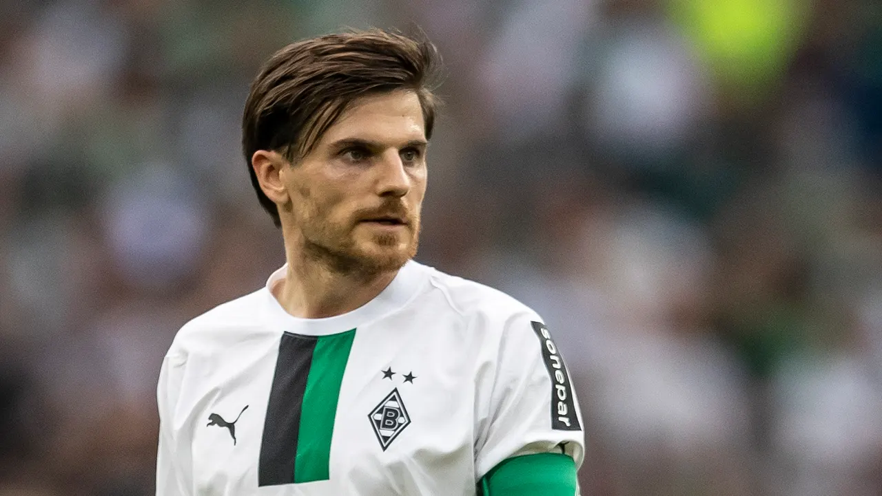 Nationalspieler Jonas Hofmann & Sky Moderatorin Laura Winter Nationalspieler Jonas Hofmann & Sky Moderatorin Laura Winter - Foto: Christian Verheyen/Borussia Moenchengladbach via Getty Images