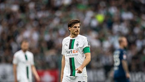 Nationalspieler Jonas Hofmann & Sky Moderatorin Laura Winter - Foto: Christian Verheyen/Borussia Moenchengladbach via Getty Images