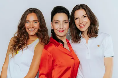 Josephine Martz und Bianca Hein in weißen Outfits, dazwischen Tatjana Clasing in Orange.