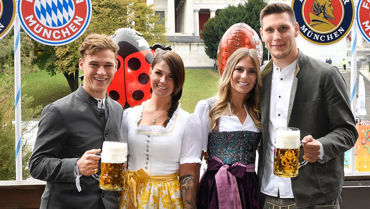 Joshua Kimmich mit Freundin Lina Meyer und Niklas Suele mit Freundin Joshua Kimmich mit Freundin Lina Meyer und Niklas Suele mit Freundin