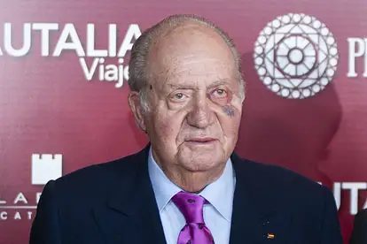 Juan Carlos blickt ernst nach vorne.